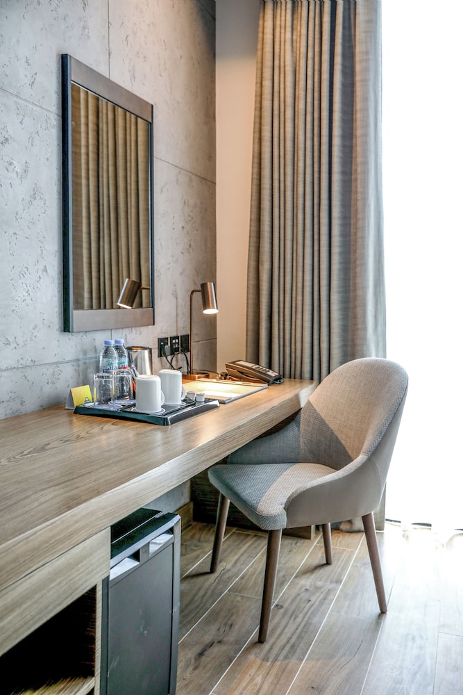 Habitación Deluxe con 2 camas individuales del hotel Mercure Dubai Gold District. Foto 1