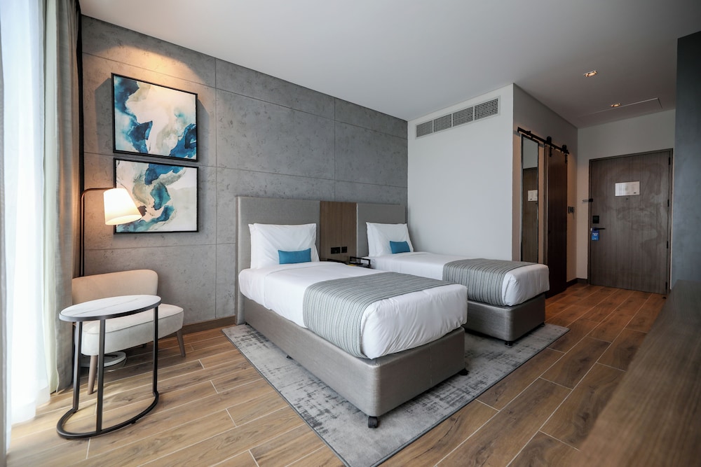 Habitación Deluxe con 2 camas individuales del hotel Mercure Dubai Gold District. Foto 4