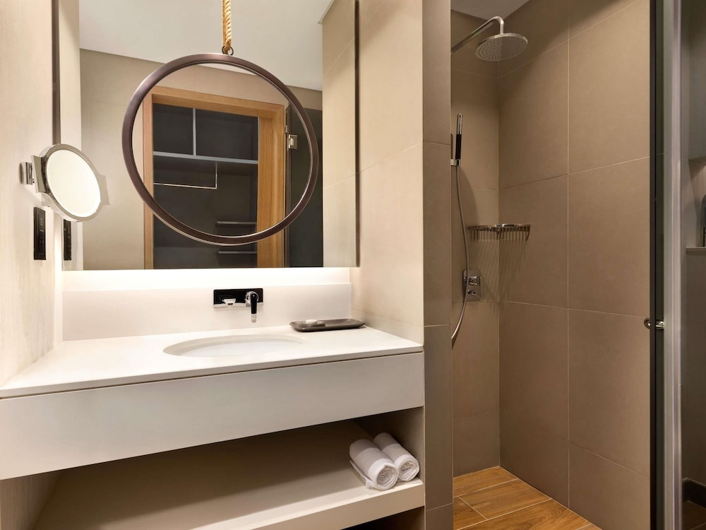 Suite Ejecutiva con 1 cama queen size del hotel Mercure Dubai Gold District. Foto 3
