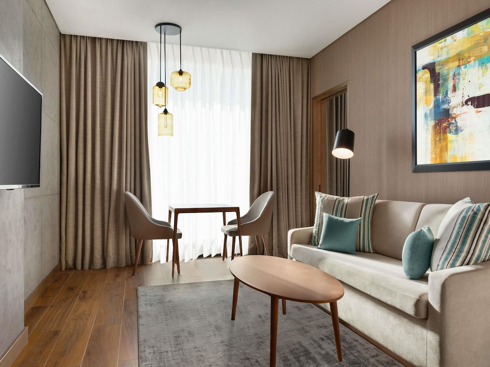 Suite Ejecutiva con 1 cama queen size del hotel Mercure Dubai Gold District. Foto 4