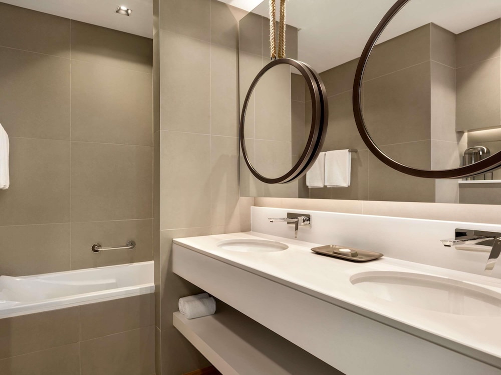 Suite Ejecutiva con 1 cama queen size del hotel Mercure Dubai Gold District. Foto 5