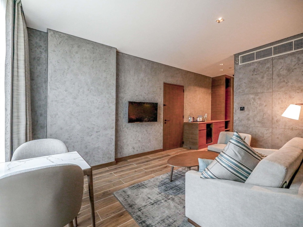 Suite Ejecutiva con 1 cama queen size del hotel Mercure Dubai Gold District. Foto 6