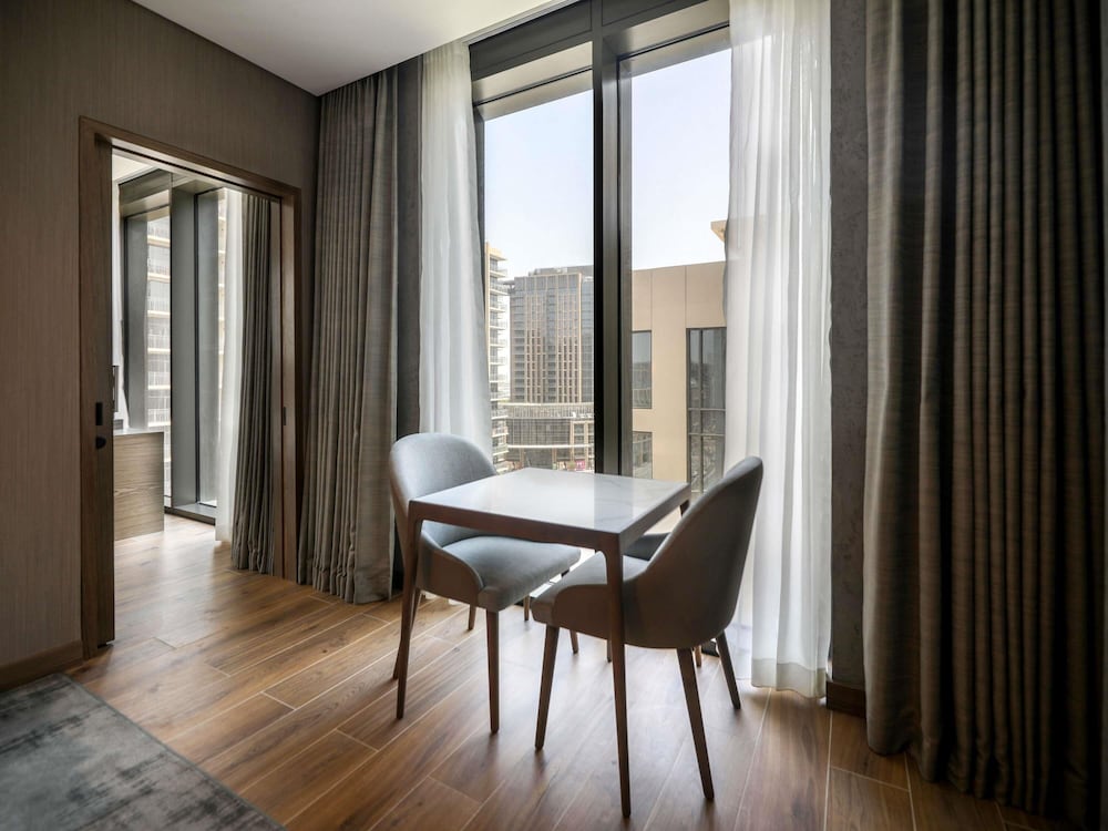 Suite Ejecutiva con 1 cama queen size del hotel Mercure Dubai Gold District. Foto 7