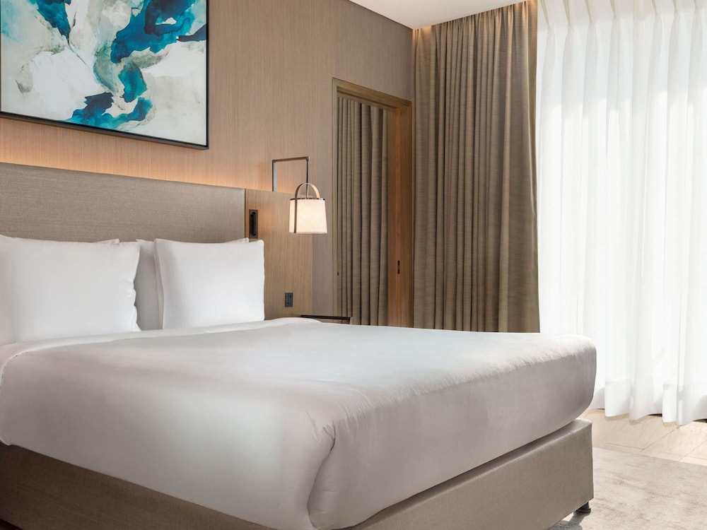 Suite Ejecutiva con 1 cama queen size del hotel Mercure Dubai Gold District. Foto 9
