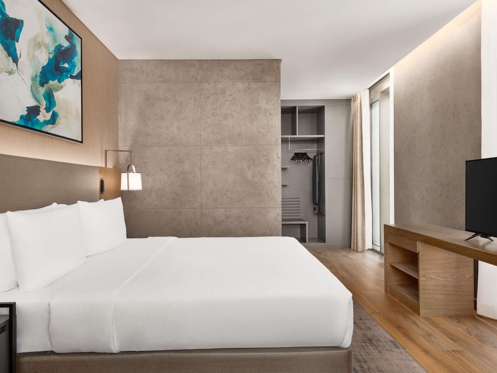 Suite Ejecutiva con 1 cama queen size del hotel Mercure Dubai Gold District. Foto 10