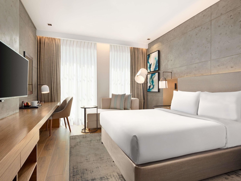 Habitación Superior con 1 cama queen size del hotel Mercure Dubai Gold District. Foto 9