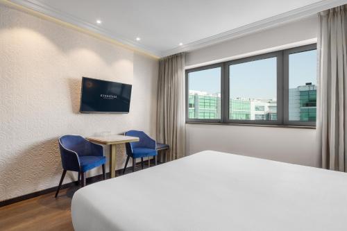 Habitación Doble Deluxe con vistas a la ciudad - 1 o 2 camas del hotel Eurostars Universal Lisboa. Foto 6