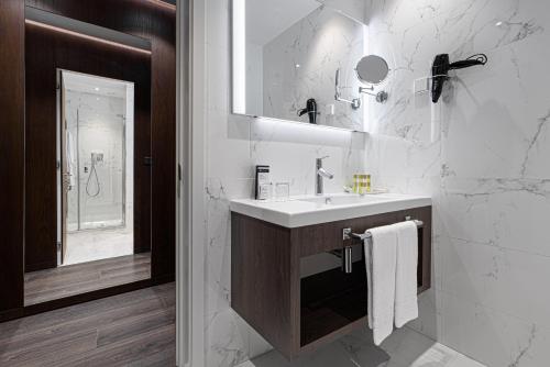 Habitación Doble Deluxe con vistas a la ciudad - 1 o 2 camas del hotel Eurostars Universal Lisboa. Foto 9