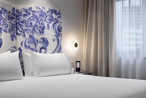 Habitación Doble Deluxe con vistas a la ciudad del hotel Eurostars Universal Lisboa. Foto 12