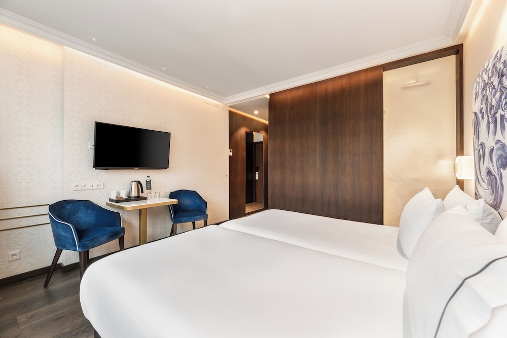 Habitación doble Lujo 1 Cama king Vista ciudad 2 Camas individuales del hotel Eurostars Universal Lisboa. Foto 6
