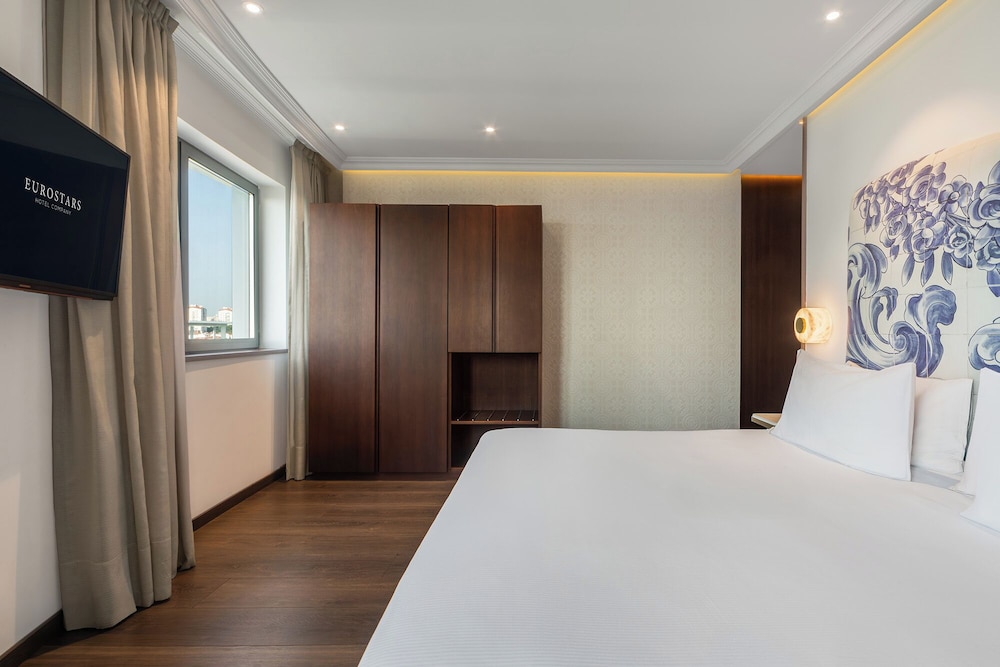Habitación doble Lujo 1 Cama king Vista ciudad 2 Camas individuales del hotel Eurostars Universal Lisboa. Foto 8