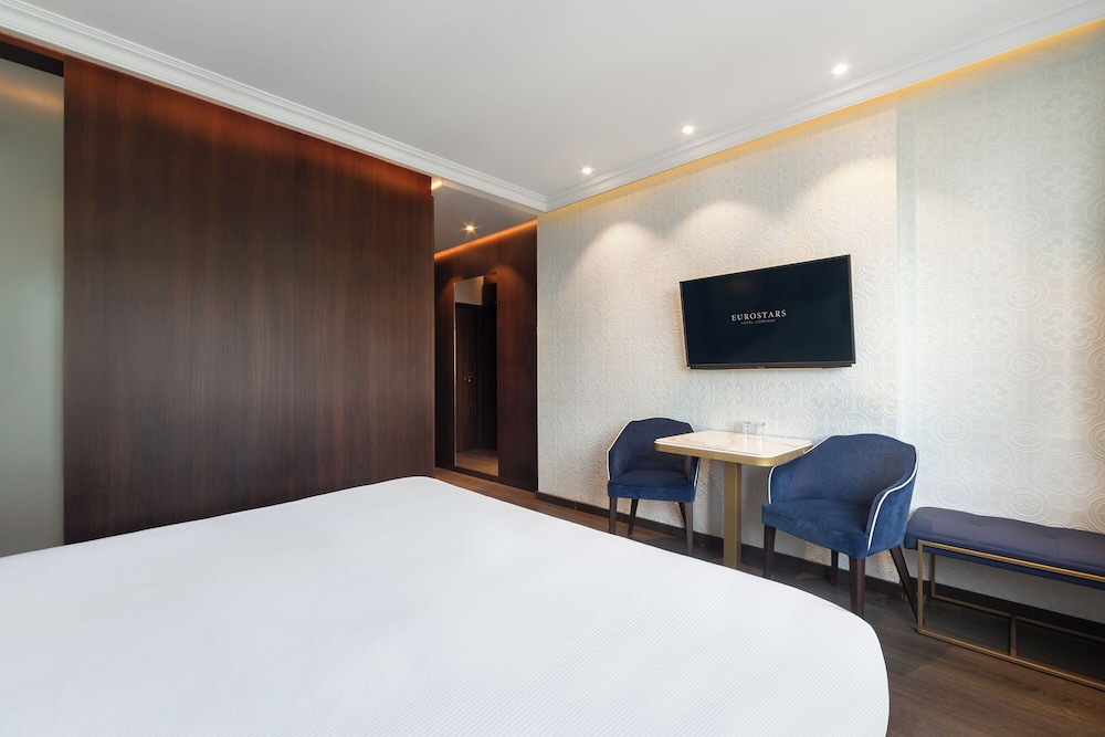 Habitación doble Lujo 1 Cama king Vista ciudad 2 Camas individuales del hotel Eurostars Universal Lisboa. Foto 9
