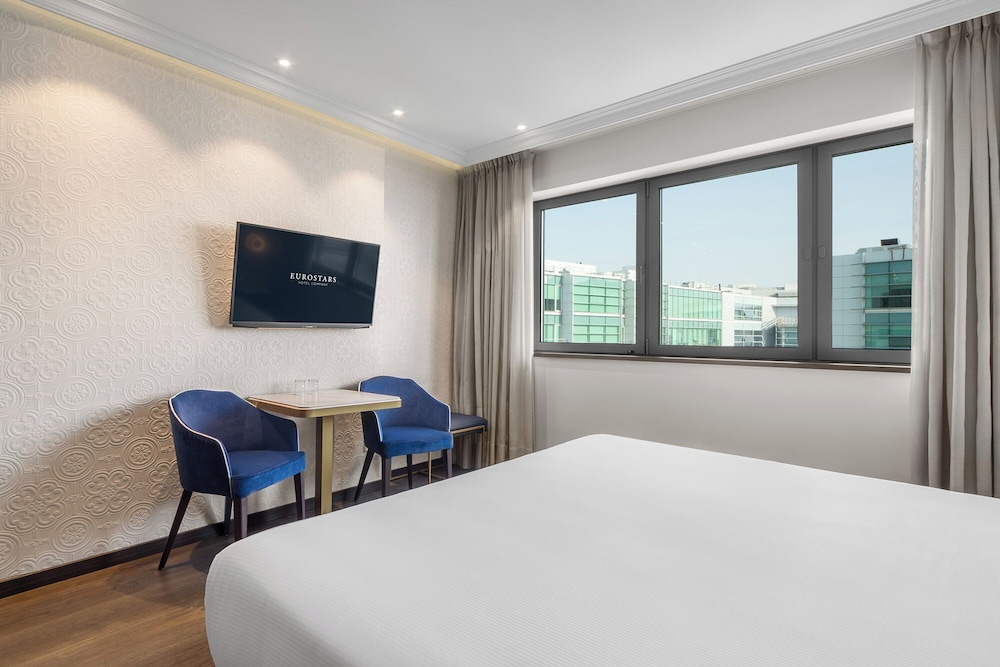Habitación doble Lujo 1 Cama king Vista ciudad 2 Camas individuales del hotel Eurostars Universal Lisboa. Foto 10