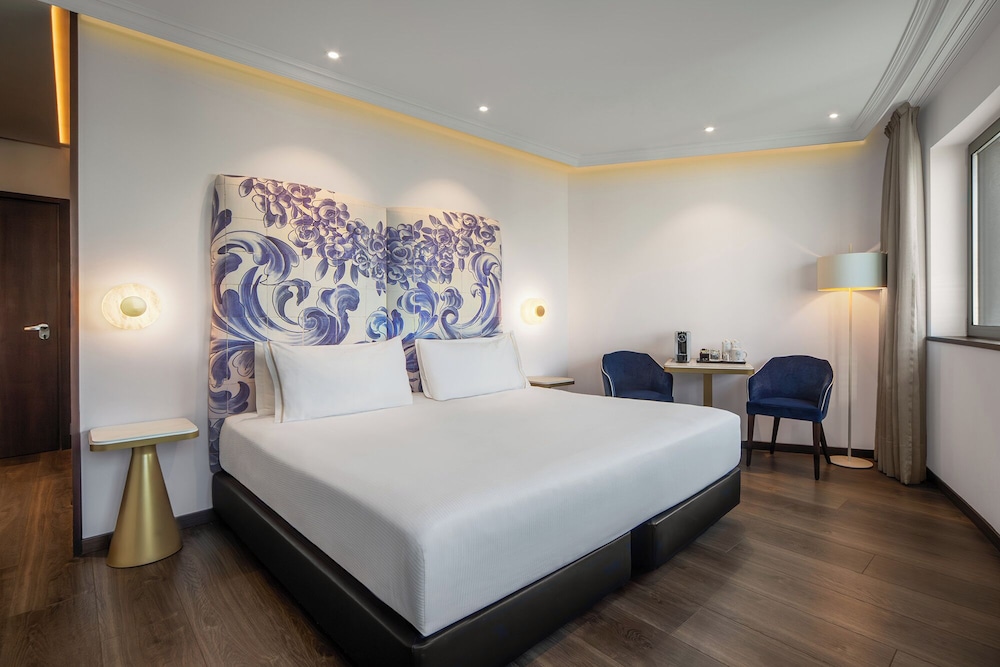 Habitación doble Lujo 1 Cama king Vista ciudad 2 Camas individuales del hotel Eurostars Universal Lisboa. Foto 11