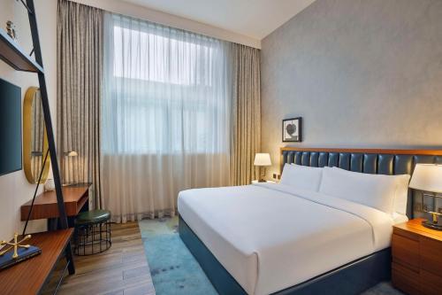 Apartamento de 1 dormitorio con patio del hotel DoubleTree by Hilton Dubai M Square Hotel and Residences. Foto 1