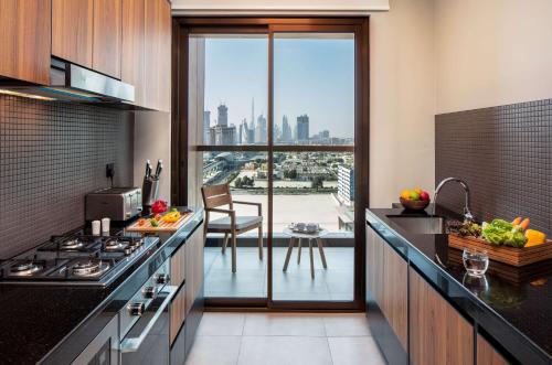 Family One - Bedroom Residential Suite with Balcony del hotel DoubleTree by Hilton Dubai M Square Hotel and Residences. Foto 4