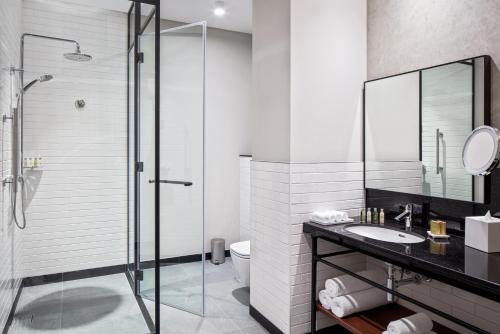 Family One - Bedroom Residential Suite with Balcony del hotel DoubleTree by Hilton Dubai M Square Hotel and Residences. Foto 5