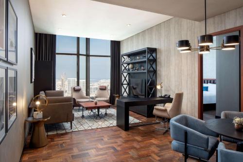 Suite Executive de 1 dormitorio con cama extragrande y vistas del hotel DoubleTree by Hilton Dubai M Square Hotel and Residences. Foto 1