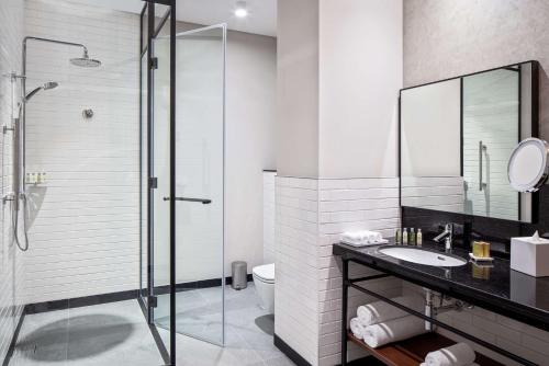 Suite esquinera de 1 dormitorio con cama extragrande del hotel DoubleTree by Hilton Dubai M Square Hotel and Residences. Foto 1
