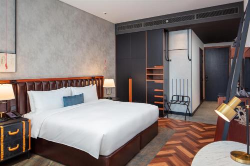 Habitación con cama extragrande - Adaptada para personas de movilidad reducida del hotel DoubleTree by Hilton Dubai M Square Hotel and Residences. Foto 4