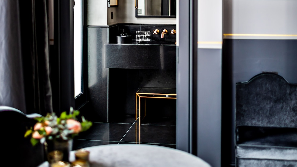 Habitación Deluxe, balcón del hotel Monsieur George and Spa – Champs Elysées. Foto 5