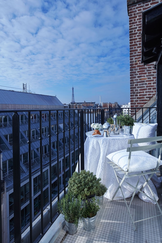 Habitación Ejecutiva con vistas a la Torre Eiffel del hotel Monsieur George and Spa – Champs Elysées. Foto 4