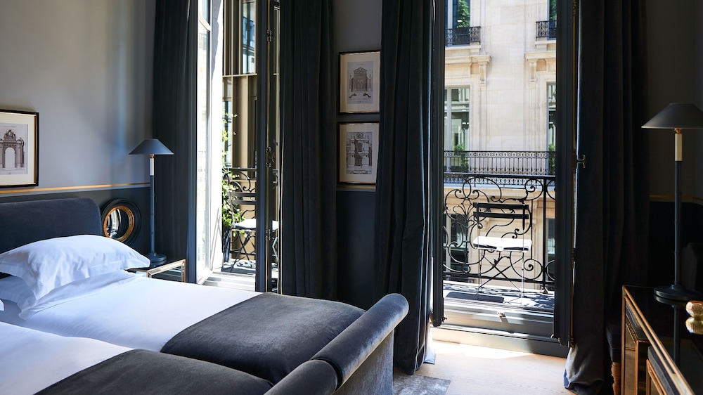 Habitación ejecutiva, balcón del hotel Monsieur George and Spa – Champs Elysées. Foto 3
