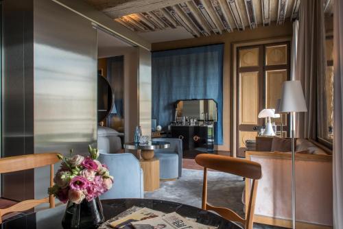 Suite Deluxe del hotel Cour Des Vosges - Evok Collection. Foto 4