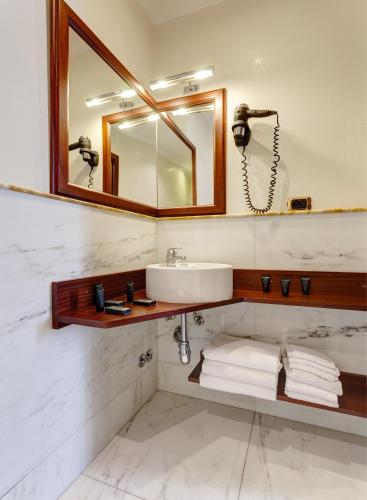 Habitación Triple Superior del hotel Best Roma. Foto 1
