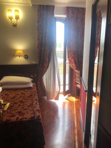Habitación Individual Estándar del hotel Best Roma. Foto 5