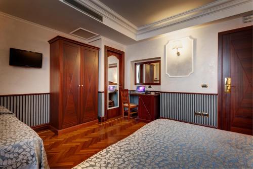 Habitación Triple Estándar del hotel Best Roma. Foto 1