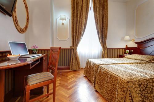 Habitación Triple Estándar del hotel Best Roma. Foto 2