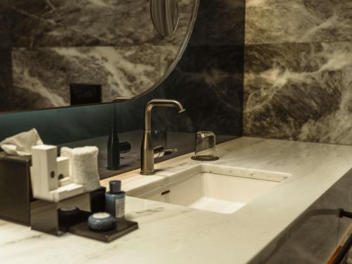 Suite Deluxe con cama extragrande del hotel Athens Capital Center -mgallery Collection. Foto 1