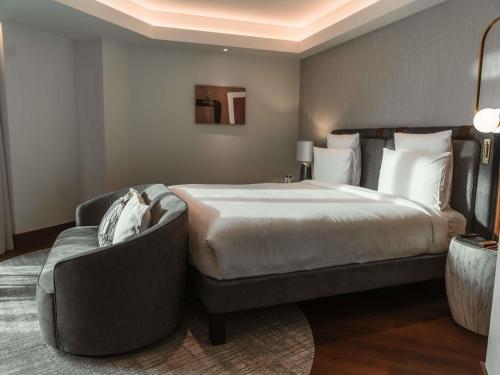 Suite Deluxe con cama extragrande del hotel Athens Capital Center -mgallery Collection. Foto 3