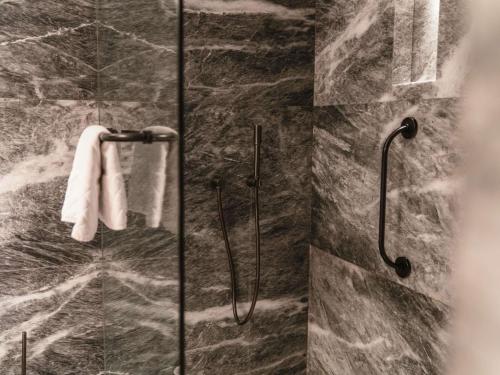 Suite Deluxe con cama extragrande del hotel Athens Capital Center -mgallery Collection. Foto 5