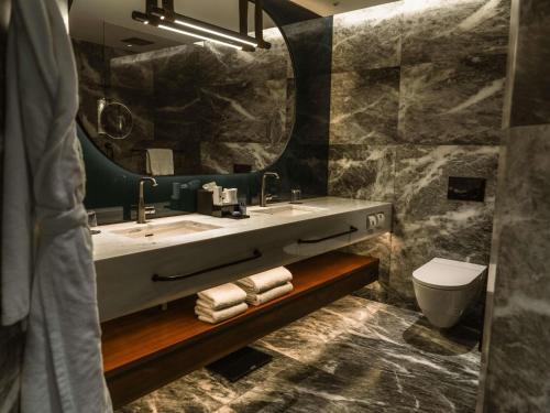 Suite Deluxe con cama extragrande del hotel Athens Capital Center -mgallery Collection. Foto 6