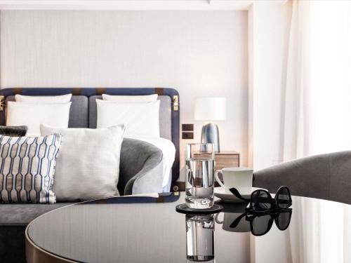 Suite Junior con cama extragrande del hotel Athens Capital Center -mgallery Collection