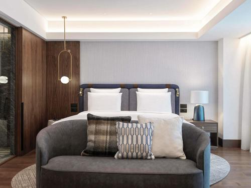 Suite Junior con cama extragrande del hotel Athens Capital Center -mgallery Collection. Foto 1