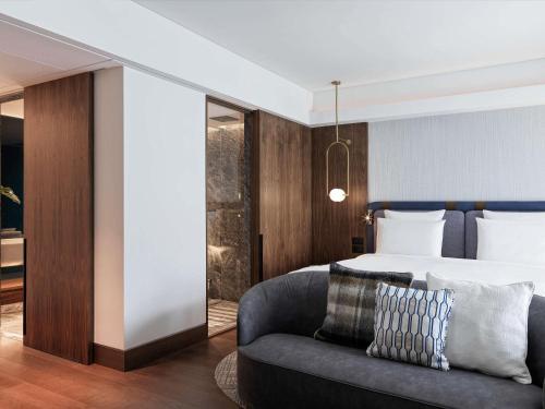 Suite Junior con cama extragrande del hotel Athens Capital Center -mgallery Collection. Foto 2