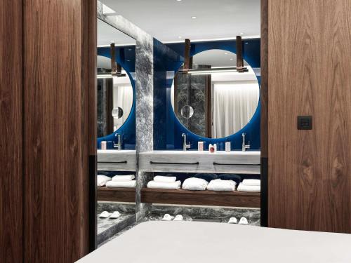 Suite Executive - Cama extragrande del hotel Athens Capital Center -mgallery Collection