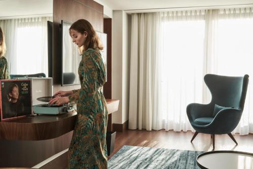 Suite Executive - Cama extragrande del hotel Athens Capital Center -mgallery Collection. Foto 3