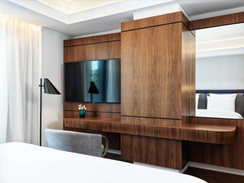 Habitación doble deluxe con cama grande y balcón del hotel Athens Capital Center -mgallery Collection