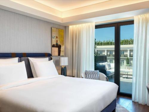 Habitación doble deluxe con cama grande y balcón del hotel Athens Capital Center -mgallery Collection. Foto 1
