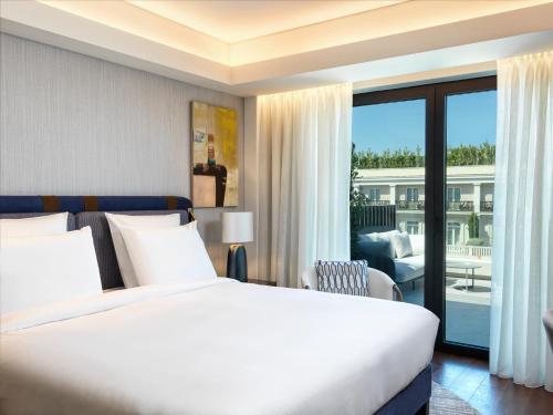 Habitación doble deluxe con cama grande y balcón del hotel Athens Capital Center -mgallery Collection. Foto 4