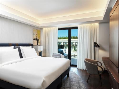 Habitación doble deluxe con cama grande y balcón del hotel Athens Capital Center -mgallery Collection. Foto 5