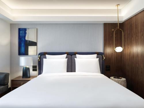 Habitación doble deluxe con cama grande y balcón del hotel Athens Capital Center -mgallery Collection. Foto 6