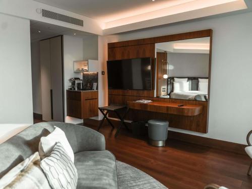 Suite Deluxe con cama extragrande del hotel Athens Capital Center -mgallery Collection. Foto 8