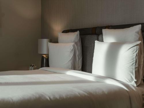 Suite Deluxe con cama extragrande del hotel Athens Capital Center -mgallery Collection. Foto 9
