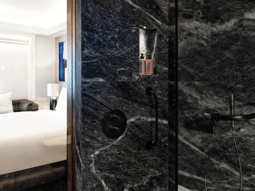 Suite Junior con cama extragrande del hotel Athens Capital Center -mgallery Collection. Foto 3