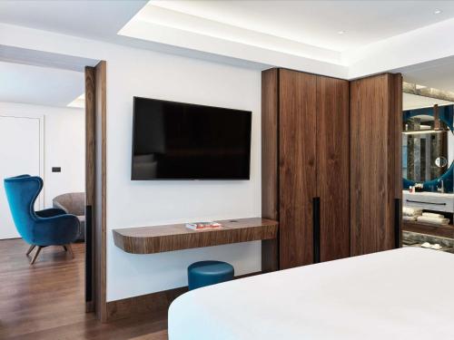 Suite Executive - Cama extragrande del hotel Athens Capital Center -mgallery Collection. Foto 4